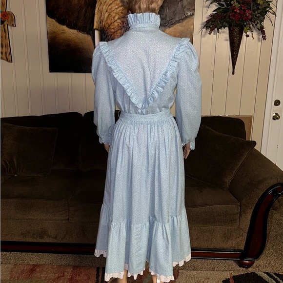 Hartsville • Vintage • 1970’s • Blue/White • Medium • Floral • Victorian • Dress - Picture 12 of 16